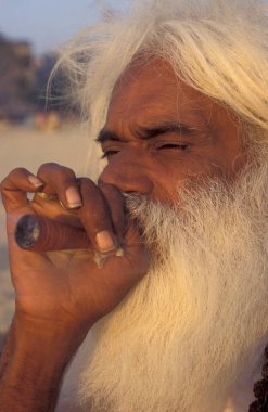 Hindistan 'ın Mumbai şehir merkezindeki Chowpatta Sahili' nde Sadhu adında bir din adamı. Hindistan, Mumbai, Mart 1998
