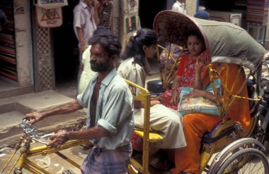 Hint Risksha 'sı, Hindistan' ın Mumbai şehir merkezinde trafiği ve yolu olan bir pazar ve yolda. Hindistan, Mumbai, Mart 1998