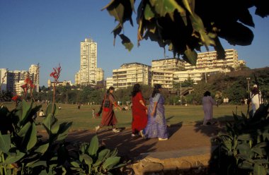 Hindistan 'ın Mumbai şehir merkezindeki Priyadarshini Sahil Parkı' ndaki insanlar. Hindistan, Mumbai, Mart 1998