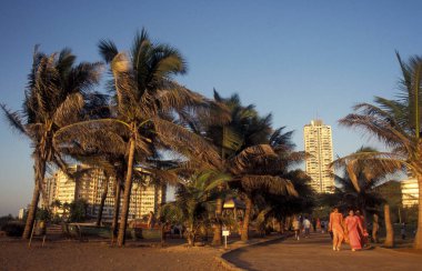 Hindistan 'ın Mumbai şehir merkezindeki Priyadarshini Sahil Parkı' ndaki insanlar. Hindistan, Mumbai, Mart 1998