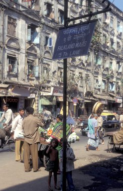 Hindistan 'da Mumbai şehir merkezinde trafiği ve insanları olan bir pazar ve yol. Hindistan, Mumbai, Mart 1998