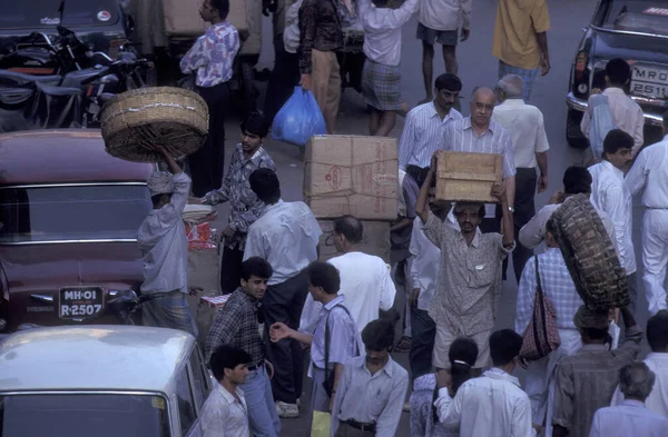 位于印度孟买市中心的一条有商店和人的市场街上的印度承运人 1998年3月 印度孟买 — 图库照片