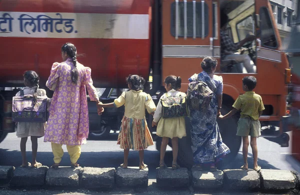 Mulheres Com Crianças Gostam Atravessar Uma Estrada Com Trânsito Pessoas — Fotografia de Stock