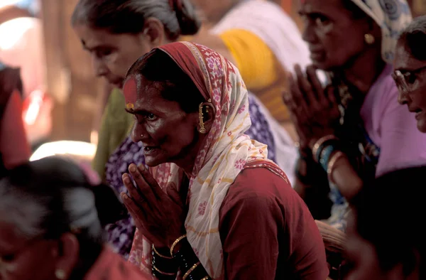 stock image indian women at a temple in the city centre of Mumbai in India.  India, Mumbai, March, 1998