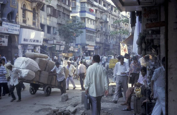 インドのムンバイ市内中心部の交通と人々が集まる市場と道路 インド ムンバイ 1998年3月 — ストック写真