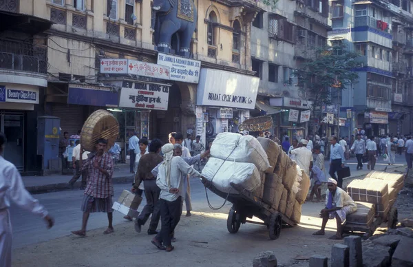 Hindistan Mumbai Şehir Merkezinde Trafiği Insanları Olan Bir Pazar Yol — Stok fotoğraf
