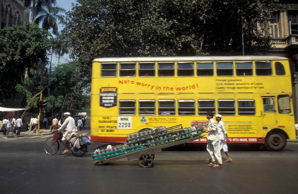 インドのムンバイ市内中心部にあるムンバイ駅やチャトラパティ シバジ ターミナスからお客様にランチボックスをお届けします インド ムンバイ 1998年3月 — ストック写真