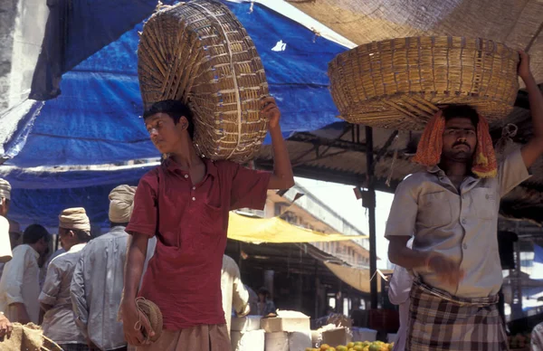 Индийский Перевозчик Рыночной Улице Магазинами Людьми Центре Города Мумбаи Индии — стоковое фото