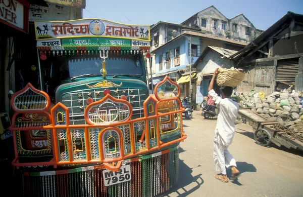 Indiański Samochód Ciężarowy Rynku Drogi Ruchu Ludzi Centrum Bombaju Indiach — Zdjęcie stockowe