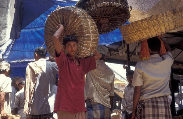 Индийский Перевозчик Рыночной Улице Магазинами Людьми Центре Города Мумбаи Индии — стоковое фото