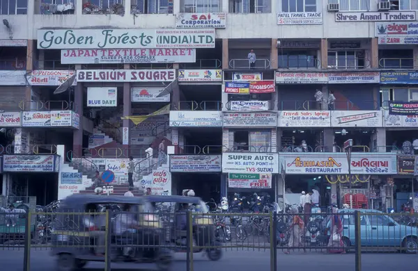在印度孟买市中心科拉巴的立面上有许多商店和公司广告的房子 1998年3月 印度孟买 — 图库照片