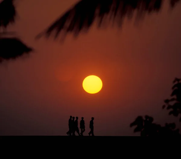 뭄바이의 도심에 해변에 사람들 입니다 뭄바이 1998 — 스톡 사진