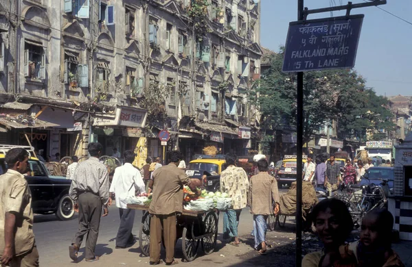 インドのムンバイ市内中心部の交通と人々が集まる市場と道路 インド ムンバイ 1998年3月 — ストック写真