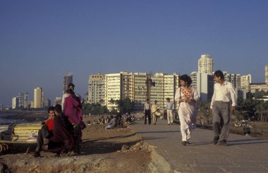 Hindistan 'ın Mumbai şehir merkezindeki Priyadarshini Sahil Parkı' ndaki insanlar. Hindistan, Mumbai, Mart 1998