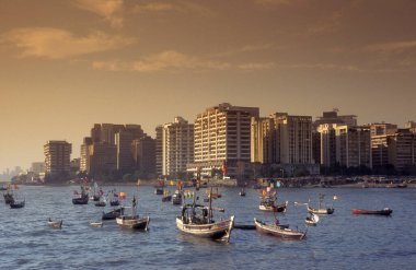 Hindistan 'da Mumbai şehir merkezinde, Colaba' da bir sahil ve sahilde Skyline. Hindistan, Mumbai, Mart 1998