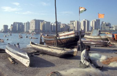 Hindistan 'ın başkenti Mumbai' da Colaba 'da bir sahilde Skyline' ı olan bir balıkçı köyü. Hindistan, Mumbai, Mart 1998