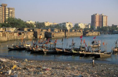 Hindistan 'da Mumbai şehir merkezinde, Colaba' da bir sahil ve sahilde Skyline. Hindistan, Mumbai, Mart 1998