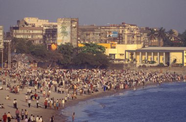 Hindistan 'ın Mumbai şehir merkezindeki Chowpatta Plajı' ndaki insanlar. Hindistan, Mumbai