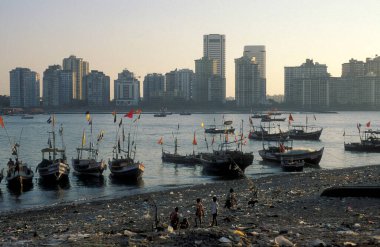 Hindistan 'da Mumbai şehir merkezinde, Colaba' da bir sahil ve sahilde Skyline. Hindistan, Mumbai, Mart 1998