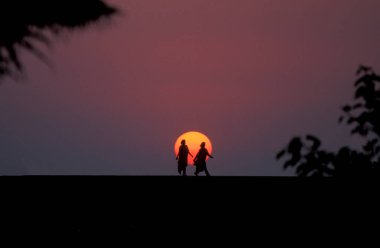 Hindistan 'ın Mumbai şehir merkezindeki Priyadarshini Sahil Kıyısı' ndaki insanlar. Hindistan, Mumbai, Mart 1998