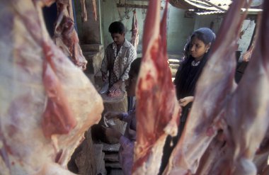 Hindistan 'da Mumbai şehir merkezinde, marketleri ve insanları olan bir markette. Hindistan, Mumbai, Mart 1998
