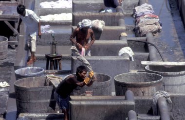 Hindistan 'ın Mumbai şehir merkezindeki Mahalaxmi Mahallesinde çamaşırhanede çalışan işçiler. Hindistan, Mumbai, Mart 1998