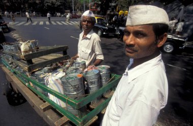 Dabbawalas Mumbai Tren İstasyonu 'ndan ya da Hindistan' ın Mumbai şehir merkezindeki Chhatrapati Shivaji Terminus 'tan gelen müşterilere beslenme çantalarını teslim ediyor. Hindistan, Mumbai, Mart 1998