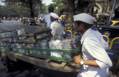 Dabbawalas Mumbai Tren İstasyonu 'ndan ya da Hindistan' ın Mumbai şehir merkezindeki Chhatrapati Shivaji Terminus 'tan gelen müşterilere beslenme çantalarını teslim ediyor. Hindistan, Mumbai, Mart 1998