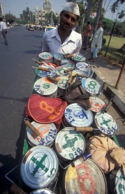 Dabbawalas Mumbai Tren İstasyonu 'ndan ya da Hindistan' ın Mumbai şehir merkezindeki Chhatrapati Shivaji Terminus 'tan gelen müşterilere beslenme çantalarını teslim ediyor. Hindistan, Mumbai, Mart 1998