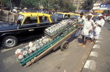 Dabbawalas Mumbai Tren İstasyonu 'ndan ya da Hindistan' ın Mumbai şehir merkezindeki Chhatrapati Shivaji Terminus 'tan gelen müşterilere beslenme çantalarını teslim ediyor. Hindistan, Mumbai, Mart 1998