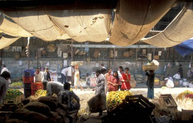 Hindistan 'da Mumbai şehir merkezinde alışveriş merkezleri ve insanlar olan bir markette taze meyve. Hindistan, Mumbai, Mart 1998