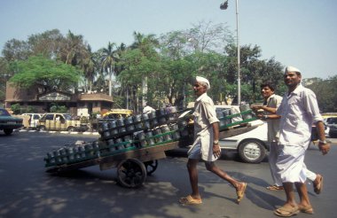 Dabbawalas Mumbai Tren İstasyonu 'ndan ya da Hindistan' ın Mumbai şehir merkezindeki Chhatrapati Shivaji Terminus 'tan gelen müşterilere beslenme çantalarını teslim ediyor. Hindistan, Mumbai, Mart 1998