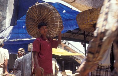 Hindistan 'da Mumbai şehir merkezinde dükkanları ve insanları olan bir pazar caddesinde Hint uçak gemisi. Hindistan, Mumbai, Mart 1998