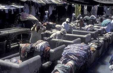 Hindistan 'ın Mumbai şehir merkezindeki Mahalaxmi Mahallesinde çamaşırhanede çalışan işçiler. Hindistan, Mumbai, Mart 1998