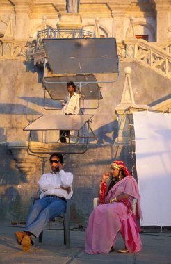 Hindistan 'ın Mumbai şehrindeki Bollywood Film Stüdyoları' nda mola veren aktörler. Hindistan, Mumbai, Mart 1998