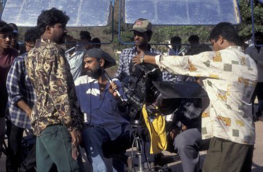Hindistan 'ın Mumbai şehrindeki Bollywood Film Stüdyoları' nda kameramanlar. Hindistan, Mumbai, Mart 1998
