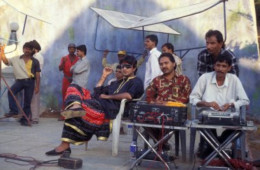 Hindistan 'ın Mumbai şehrindeki Bollywood Film Stüdyoları' nda mola veren aktörler. Hindistan, Mumbai, Mart 1998