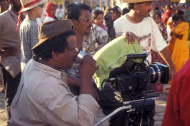 Hindistan 'ın Mumbai şehrindeki Bollywood Film Stüdyoları' nda kameramanlar. Hindistan, Mumbai, Mart 1998