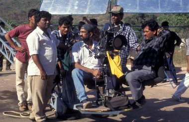 Hindistan 'ın Mumbai şehrindeki Bollywood Film Stüdyoları' nda kameramanlar. Hindistan, Mumbai, Mart 1998