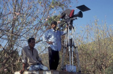 Hindistan 'ın Mumbai şehrindeki Bollywood Film Stüdyoları' nda kameramanlar. Hindistan, Mumbai, Mart 1998