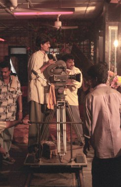 Hindistan 'ın Mumbai şehrindeki Bollywood Film Stüdyoları' nda kameramanlar. Hindistan, Mumbai, Mart 1998