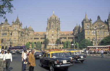 Mumbai Tren İstasyonu 'nun mimarisi veya Hindistan' ın Mumbai şehir merkezinde bulunan Chhatrapati Shivaji Terminus. Hindistan, Mumbai, Mart 1998