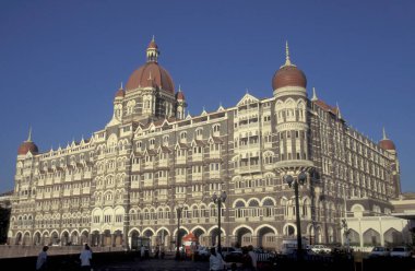 Hindistan 'ın başkenti Mumbai' da bulunan Colaba 'daki Taj Mahal Sarayı' nın mimarisi. Hindistan, Mumbai, Mart 1998