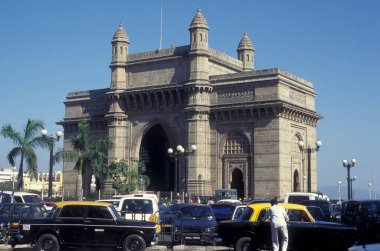 Hindistan 'ın Hindistan kemer kapısı ya da Hindistan' ın Colaba kentindeki geçit mimarisi Hindistan 'ın Mumbai şehir merkezinde. Hindistan, Mumbai, Mart 1998