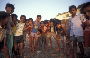 Hindistan 'ın Mumbai şehrinin merkezindeki bir gecekondu mahallesinde yaşayan Hintli bir çocuk. Hindistan, Mumbai, Mart 1998