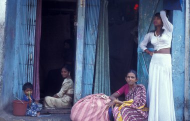 Hindistan 'ın Mumbai şehir merkezindeki Falkland Yolu' ndaki odasının önünde bir fahişe kadın. Hindistan, Mumbai, Mart 1998