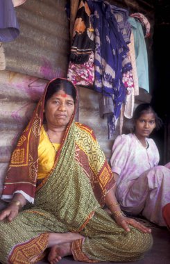 Hindistan 'da Mumbai' nin merkezindeki gecekondu mahallesinde bir yerli aile. Hindistan, Mumbai, Mart 1998
