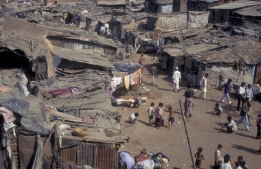 Hindistan 'ın Mumbai şehrindeki bir gecekondu mahallesinin merkezi. Hindistan, Mumbai, Mart 1998