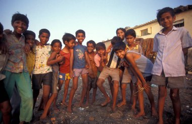 Hindistan 'da Mumbai' nin merkezindeki gecekondu mahallesinde bir yerli aile. Hindistan, Mumbai, Mart 1998