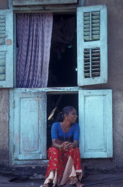 Hindistan 'ın Mumbai şehir merkezindeki Falkland Yolu' ndaki odasının önünde bir fahişe kadın. Hindistan, Mumbai, Mart 1998